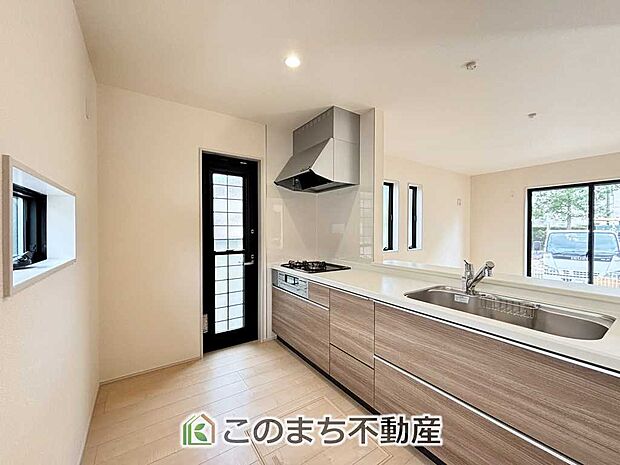 勝手口のある人気の対面式キッチン☆料理をしながらご家族とコミュニケーションが取れます♪
