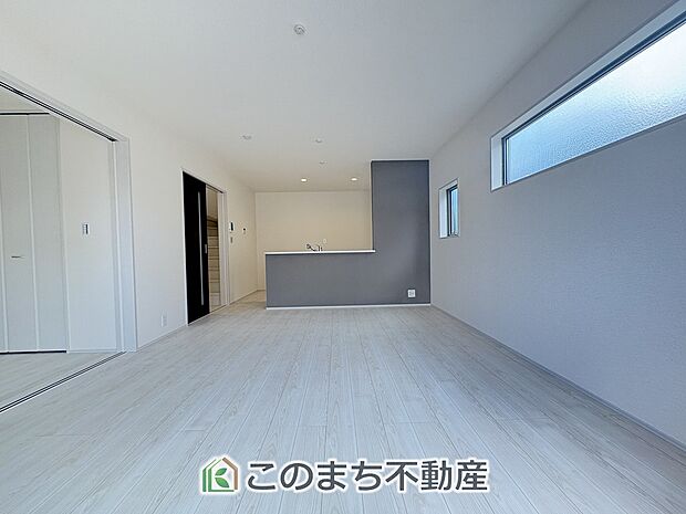 窓が多く明るいリビングスペース☆ご家族の団らんを明るい日差しがが照らします☆