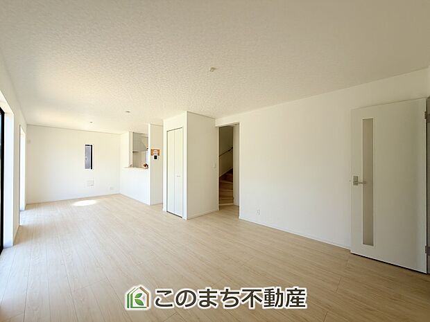 窓が多く明るいリビングスペース☆ご家族の団らんを明るい日差しがが照らします☆