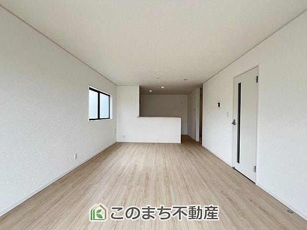 窓が多く明るいリビングスペース☆ご家族の団らんを明るい日差しがが照らします☆