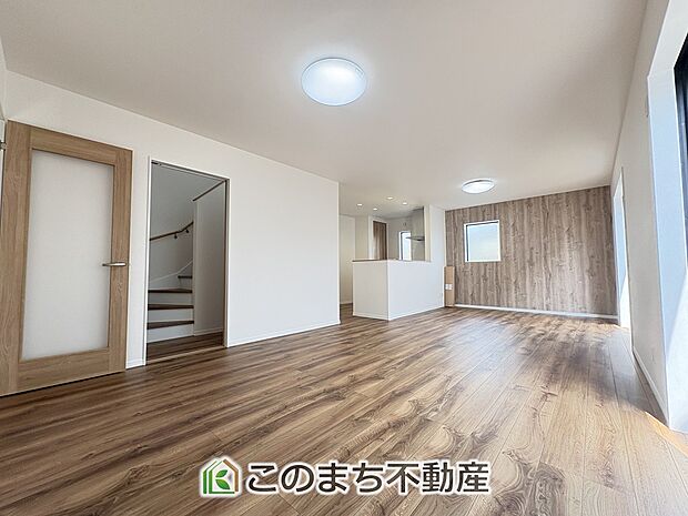 窓が多く明るいリビング☆ご家族の団らんをたくさんの日差しがが照らします☆