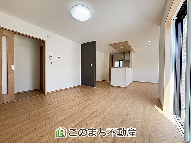窓が多く明るいリビングスペース☆ご家族の団らんを明るい日差しがが照らします☆