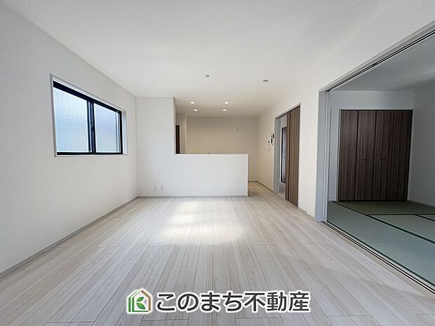 窓が多く明るいリビングスペース☆ご家族の団らんを明るい日差しがが照らします☆