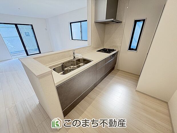 人気の対面式キッチン☆料理をしながらご家族とコミュニケーションが取れます♪