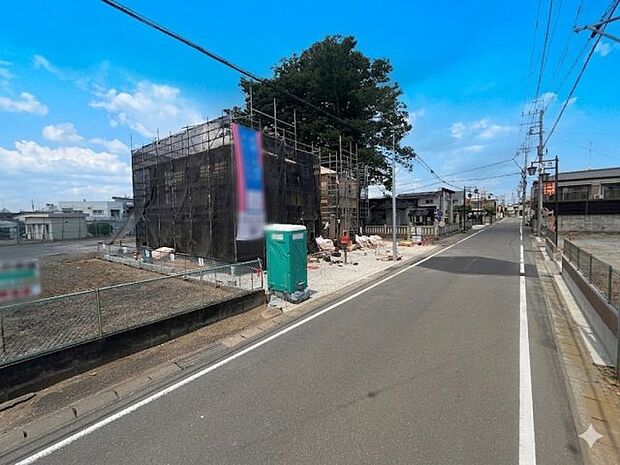 前面道路が広いから日当たりも良好で、お車の入出庫がスムーズです♪