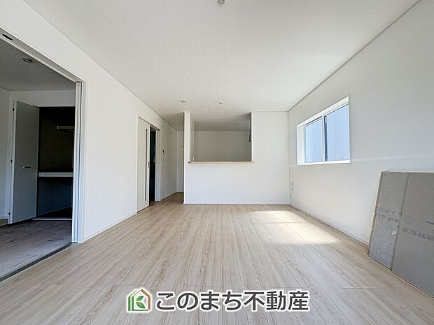 窓が多く明るいリビングスペース☆ご家族の団らんを明るい日差しがが照らします☆