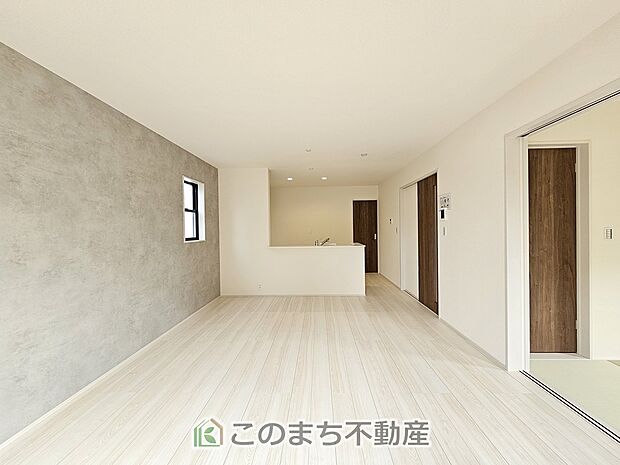 窓が多く明るいリビングスペース☆ご家族の団らんを明るい日差しがが照らします☆
