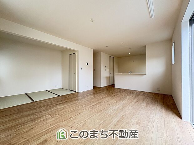 窓が多く明るいリビングスペース☆ご家族の団らんを明るい日差しがが照らします☆