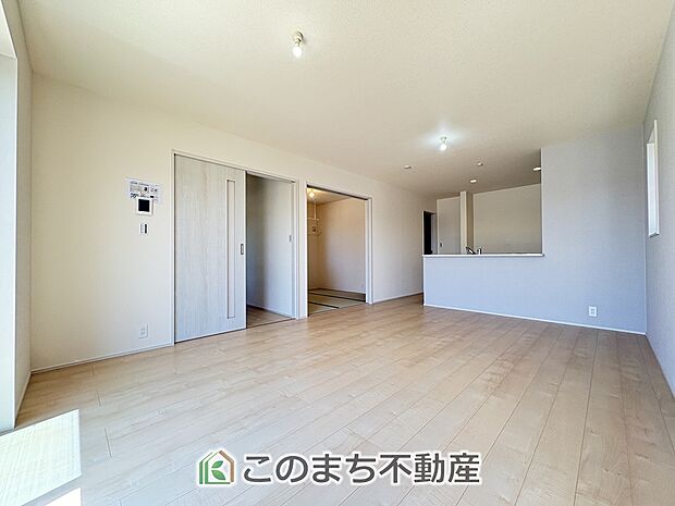 角が多く明るいリビング☆家族の団らんを明るい日差しが照らします☆