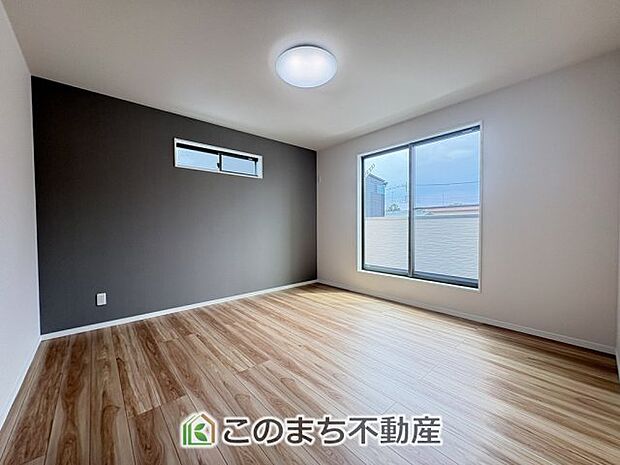 【洋室】窓が多く明るい室内が好印象☆