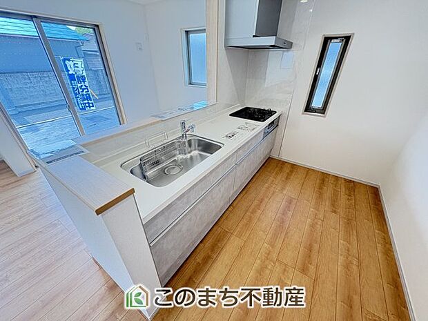 【キッチン】傷つきにくい人工大理石天板を採用したシステムカウンターキッチン♪