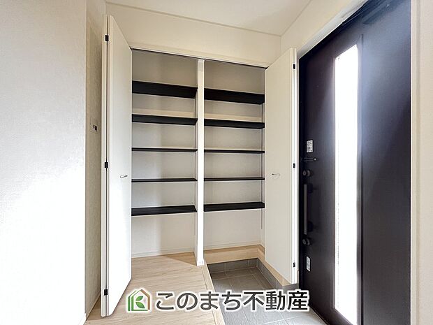 【玄関】広々とした玄関スペース♪たくさんの靴を収納できるシューズボックスもございます☆ 