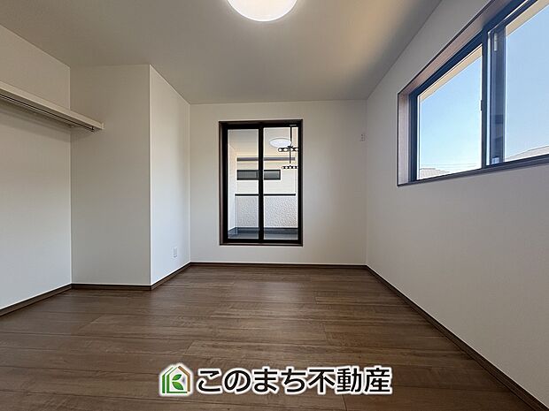【洋室】同社施工物件写真。※建具やフローリング、その他仕様が異なる場合がございます。