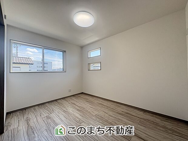 【洋室】窓が多く明るい室内が好印象☆