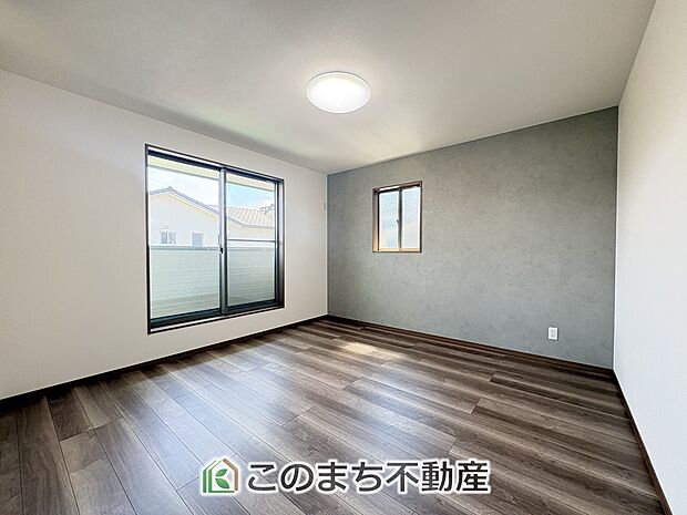 【洋室】窓が多く明るい室内が好印象☆