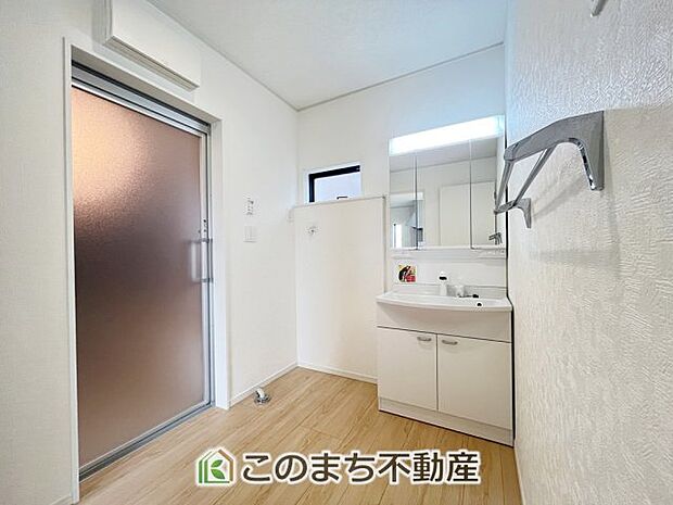 【洗面】同社施工物件写真。※建具やフローリング、その他仕様が異なる場合がございます。