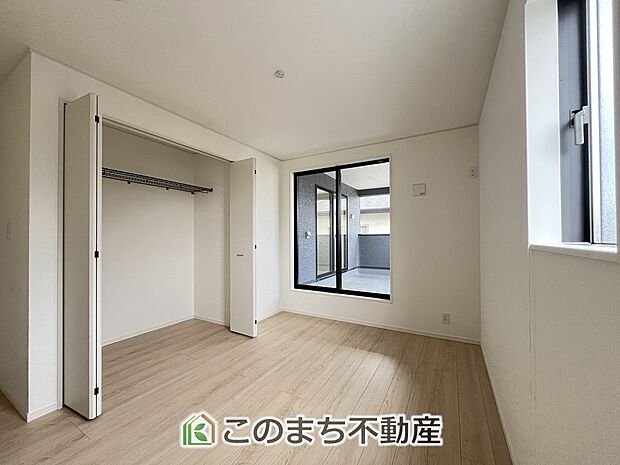 【洋室】同社施工物件写真。※建具やフローリング、その他仕様が異なる場合がございます。