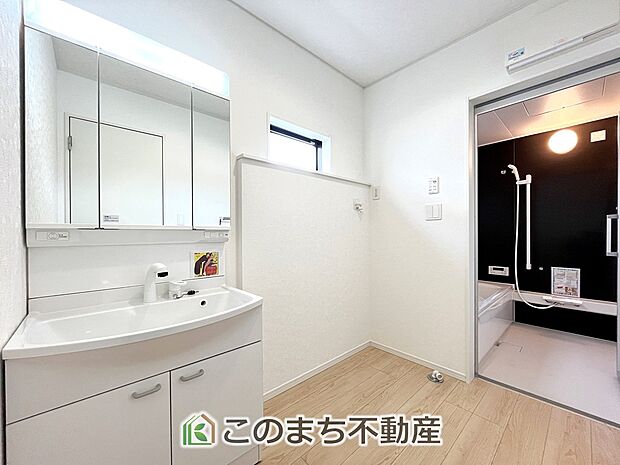 【洗面】同社施工物件写真。※建具やフローリング、その他仕様が異なる場合がございます。