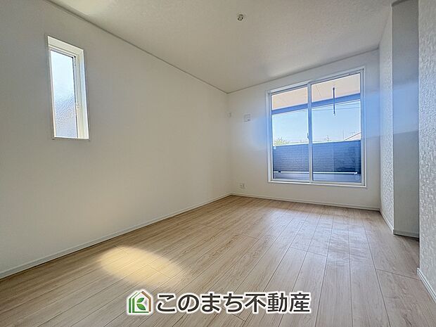【洋室】窓が多く明るい室内が好印象☆