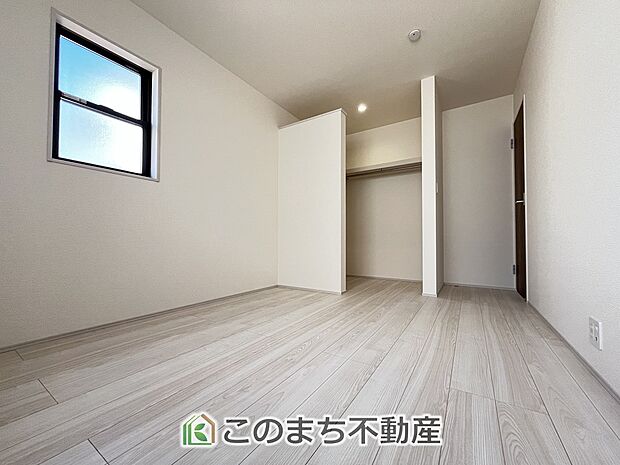 【洋室】同社施工物件写真。※建具やフローリング、その他仕様が異なる場合がございます。