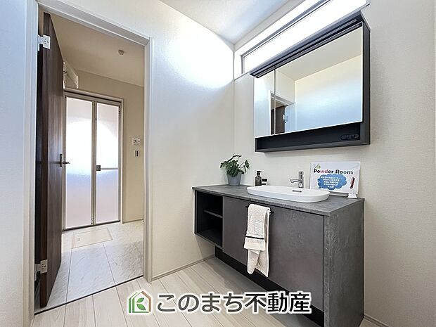 【独立洗面台】同社施工物件写真。※建具やフローリング、その他仕様が異なる場合がございます。