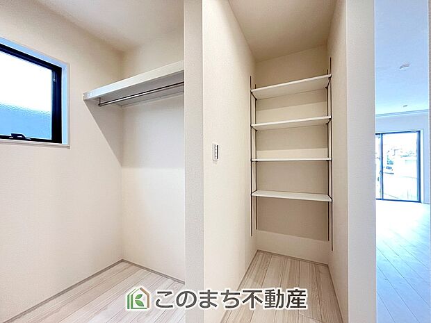 【収納】オープンタイプのウォークインクローゼットで収納もたっぷり確保しています。大型荷物も収納できて便利ですね!