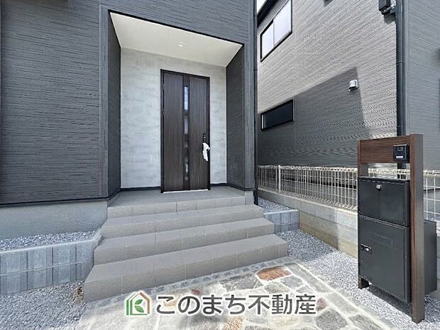 【玄関】玄関周りは家の顔!スタイリッシュな玄関が特徴です!