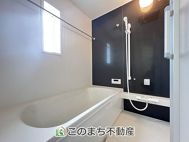【風呂】雨の日の洗濯も安心♪換気乾燥暖房機を完備した1坪サイズのシステムバスです！ 