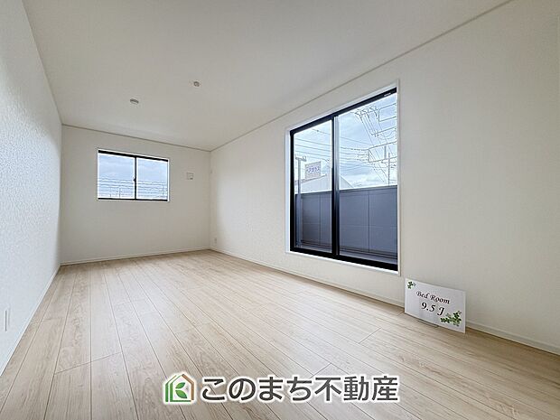 【洋室】窓が多く明るい室内が好印象☆