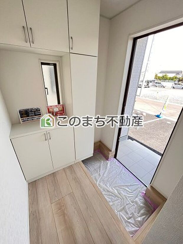 【玄関】同社施工物件写真。※建具やフローリング、その他仕様が異なる場合がございます。