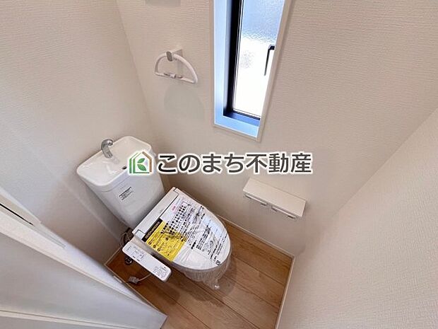 【トイレ】同社施工物件写真。※建具やフローリング、その他仕様が異なる場合がございます。