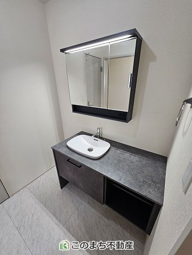 【洗面】同社施工物件写真。※建具やフローリング、その他仕様が異なる場合がございます。