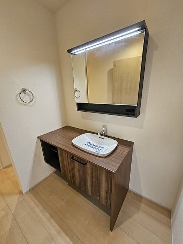 【洗面】同社施工物件写真。※建具やフローリング、その他仕様が異なる場合がございます。