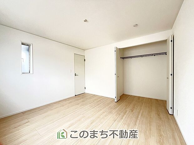 【洋室】同社施工物件写真。※建具やフローリング、その他仕様が異なる場合がございます。