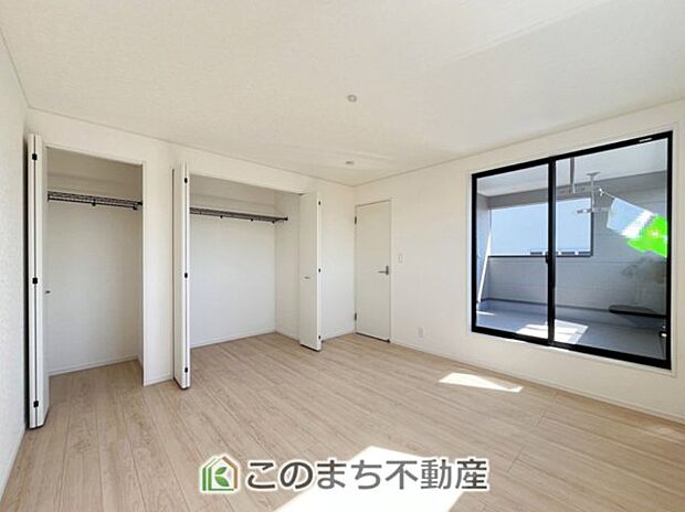 【洋室】南向きで陽当たりの良い洋室♪風通しもよく快適です☆ 