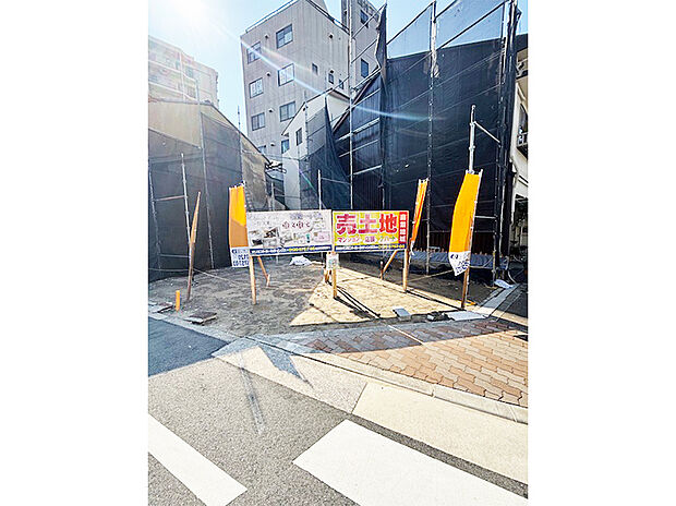 開放感のある角地に、3階建ての住まいを建築可能です。前面道路には歩道があり、整備された街並みも魅力。自由設計対応分譲地で、理想の住まいでの暮らしが叶います。