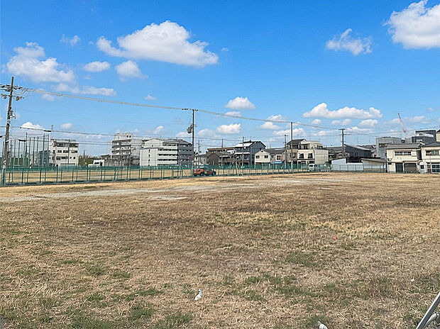 【現地土地写真】自由設計で、理想の住まいを叶えませんか?教育施設や公園などが身近に揃う住環境で、子育て世帯にもおすすめです。
