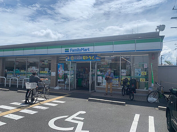ファミリーマート(約320m)