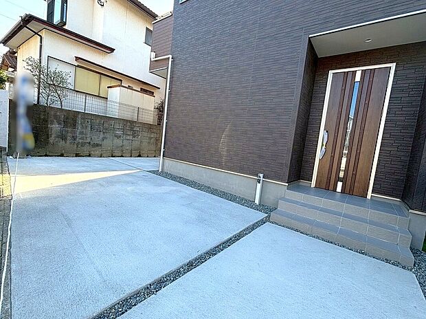 カースペースは2台分確保^^
ご夫婦で1台ずつ所持されているご家庭も、来客時も安心ですね。