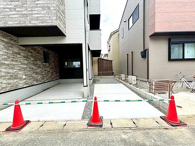 接道状況:西側4.5m
雨風や雪などから愛車を守りやすいビルトインガレージを採用☆
カースペースは2台分確保^^ご夫婦で1台ずつ所持されているご家庭も、来客時も安心ですね。