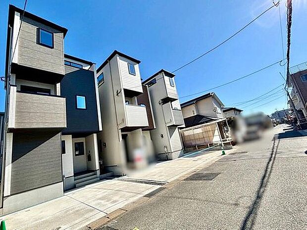 前面道路は広く、車同士がすれ違うスペースが十分にあります。落ち着いた住宅地内で快適な生活を実現してみませんか^^