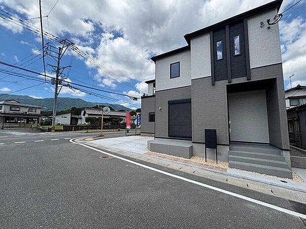 接道状況：東7.6m公道、南12.8m公道
開放感ある角地。
陽当たり・風通しともに良好で、車の出し入れもしやすい快適な住環境です。