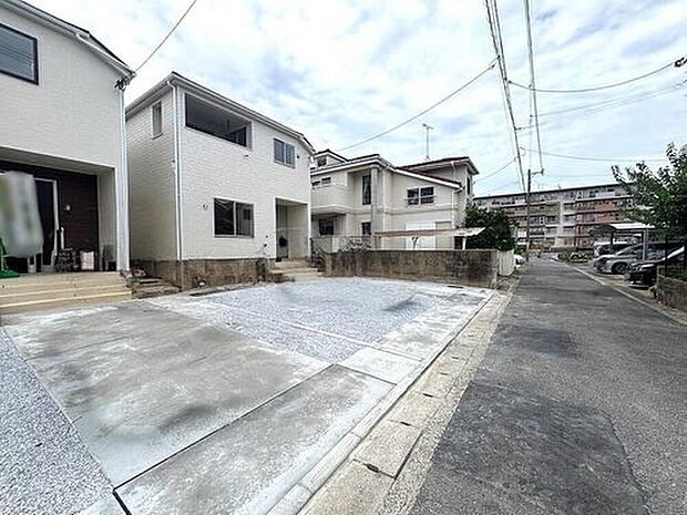 前面道路、東側4ｍに面しています。
大型車の通行が少なく、騒音や振動が少ないので静かで快適な生活を送れそうです＾＾