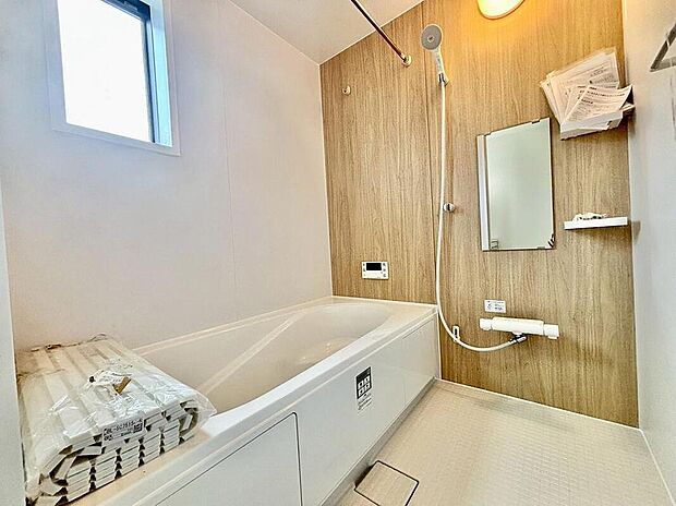 【浴室】2号棟
1日の疲れを癒すくつろぎのバスルーム。足を伸ばしてもゆったりと入れるサイズです。お子様と一緒にお風呂に入っても狭くないですね^^