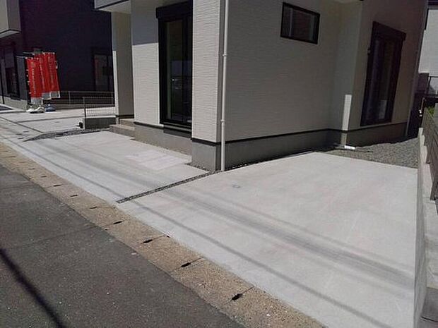 【駐車場】カースペースは2台分確保^^(車種による)
ご夫婦で1台ずつ所持されているご家庭も、来客時も安心ですね。