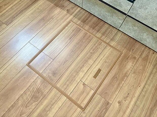 【床下収納】3号棟。キッチンに床下収納があります。長期保存ができるもの、あまり使わないもの、シーズンものの調理器具、防災グッズを入れておくのもいいですね。