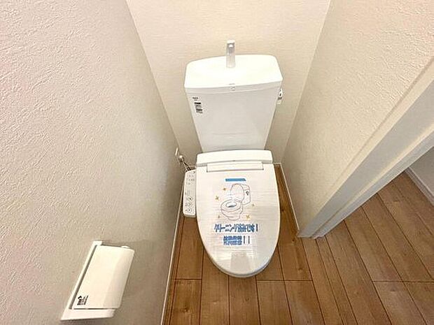 【1号棟_トイレ】1階3階の2ヶ所にトイレがので、忙しい朝にも家族に気を使わず、ゆとりが生まれますね^^