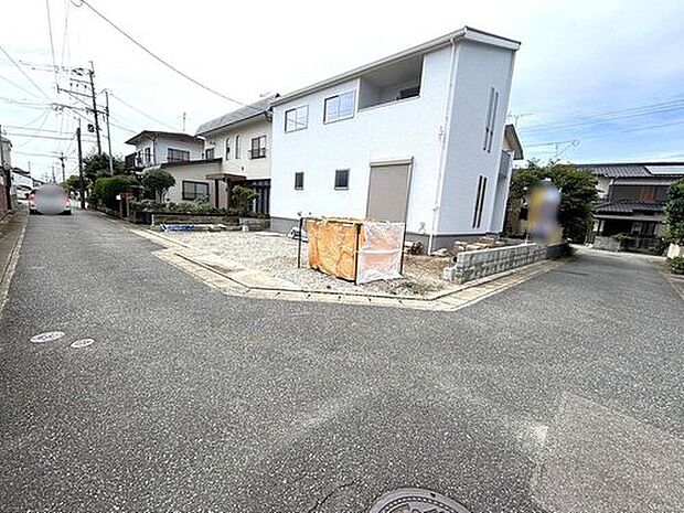 【外観】解放感ある角地となっています。
前面道路:東側4.12m、南側4.15mに面しています。