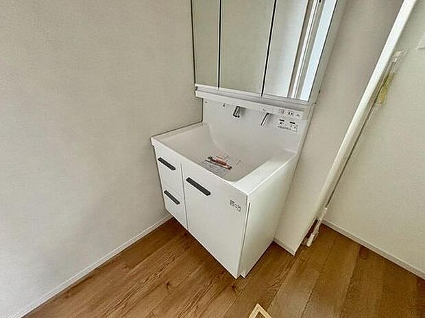 【3号棟。】三面鏡にハンドシャワー付きで使いやすい洗面台です^^鏡裏と洗面ボウル下に収納付きの洗面台なので、整理整頓ができスッキリと使えます^^