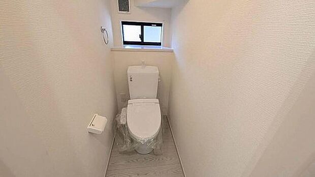 【トイレ】ウォシュレット付きトイレです。1階2階の2ヶ所にトイレがあるので、忙しい朝にもゆとりができますね^^